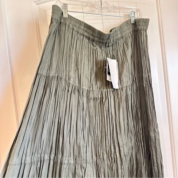 NWT olive green pleated maxi skirt earthy light flattering stretch women L - Picture 2 of 9